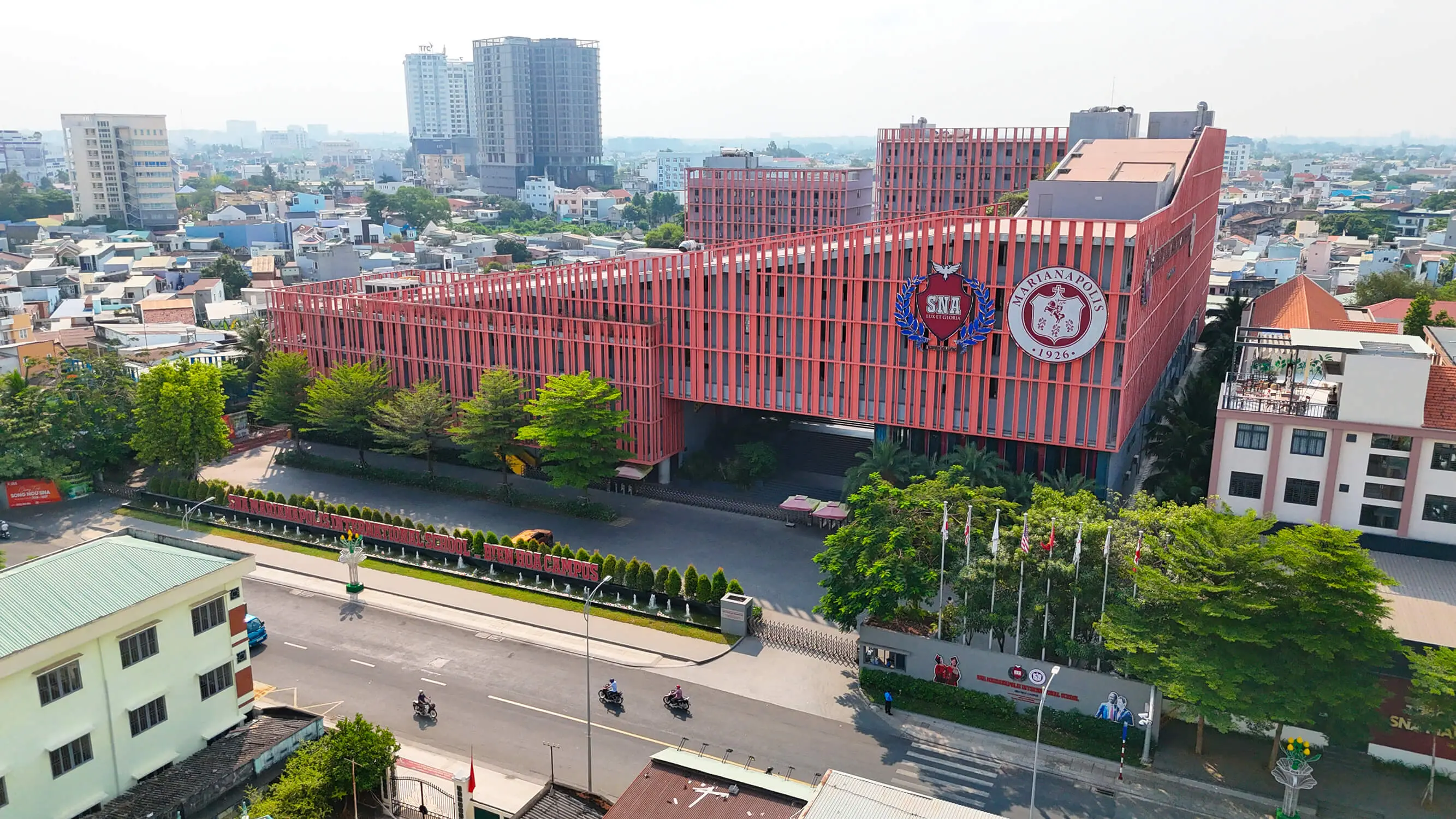 Học sinh khám phá môi trường học tập quốc tế hiện đại